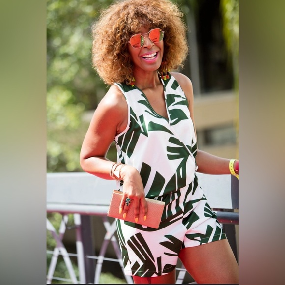 Saks Fifth Avenue Green and white floral romper women’s size medium NWOT - Picture 1 of 7